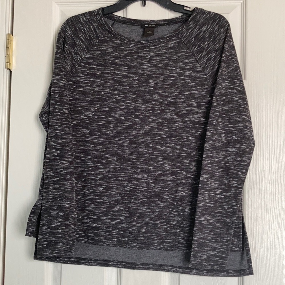 Ann Taylor Women’s Long-Sleeve Lightweight Sweater (size M)